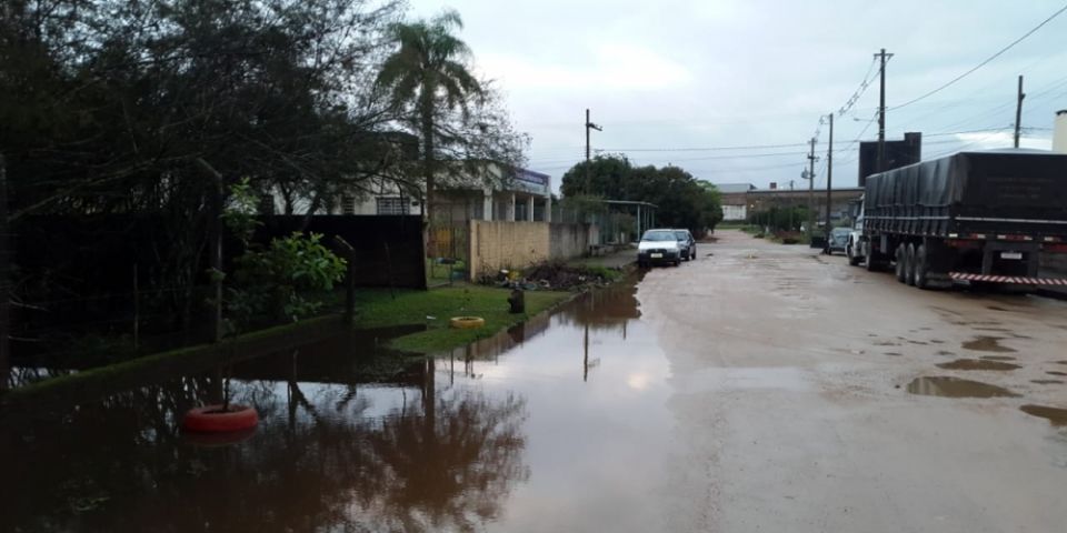 Morador se revolta com alagamento na Rua Alegrete, bairro Maria da Graça em Camaquã