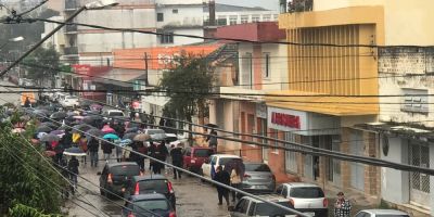 Dezenas de pessoas fazem marcha silenciosa em Camaquã em prol da Educação
