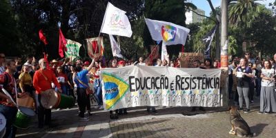 Estudantes e professores realizam protestos em Pelotas