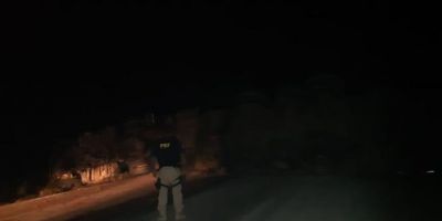Carreta tomba e bloqueia totalmente trânsito na BR-290 em Rio Pardo