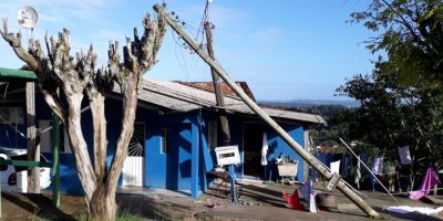 FOTOS: carreta com carga de fumo arranca fios e derruba poste em Camaquã