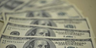 Dólar supera R$ 4 e fecha no maior valor em oito meses