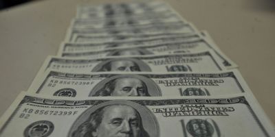 Dólar supera R$ 4,10 e fecha no maior valor em oito meses