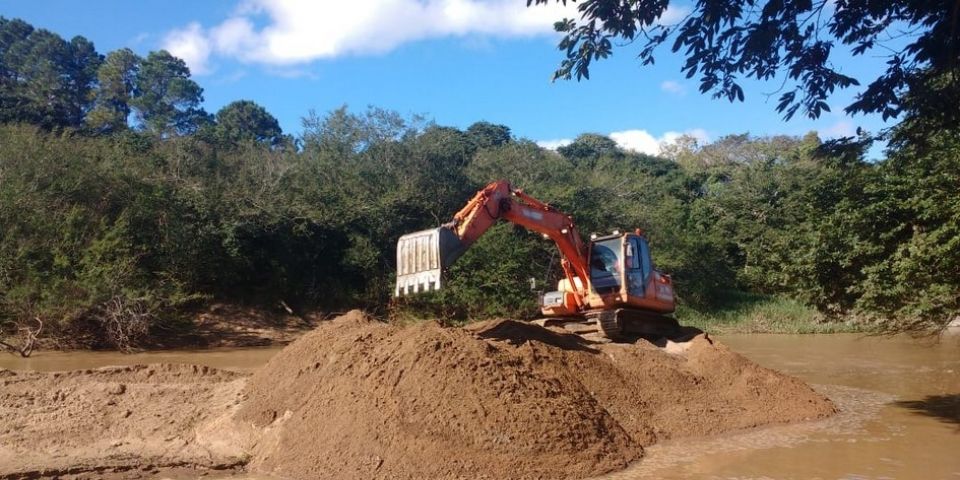 Prefeitura começa a desassorear parte do Arroio Duro em Camaquã