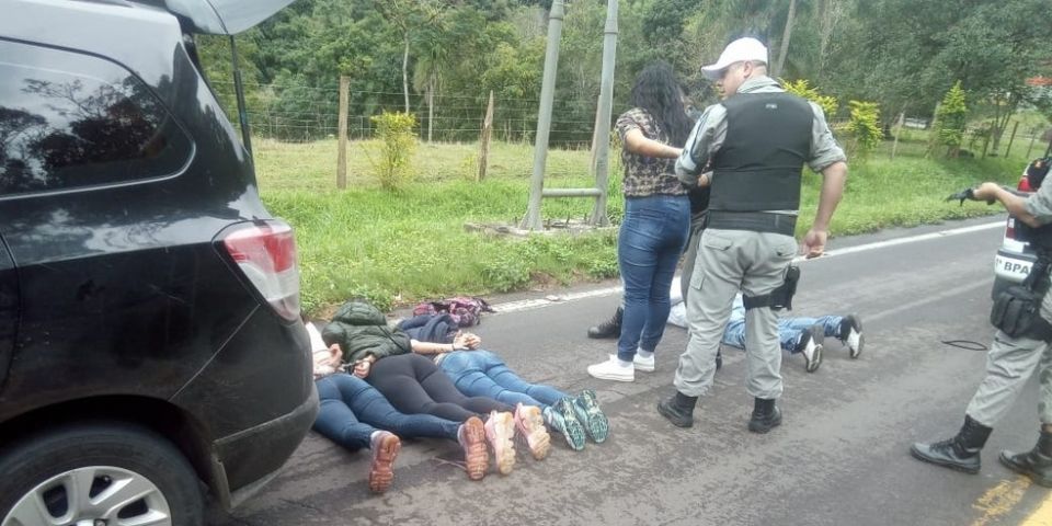 Cinco pessoas são presas por roubo à farmácia em Gramado após perseguição na ERS-115