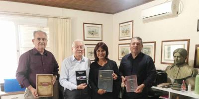 Biblioteca Municipal de São Lourenço do Sul recebe obras do historiador João Máximo Lopes