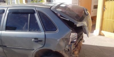 Motorista de Sandero branco bate em carro estacionado e foge do local, em Camaquã
