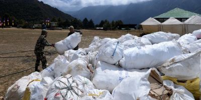 Quatro corpos e dez toneladas de lixo são retirados do Everest