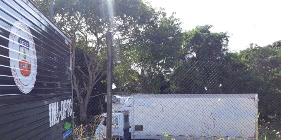 Sem espaço no IML, governo aluga caminhão frigorífico para armazenar corpos de detentos mortos em massacre no Amazonas