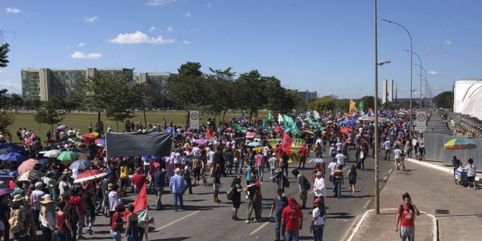 Manifestantes voltam às ruas por mais verbas para universidades