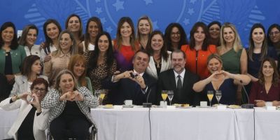 Bolsonaro toma café da manhã com bancada feminina no Congresso