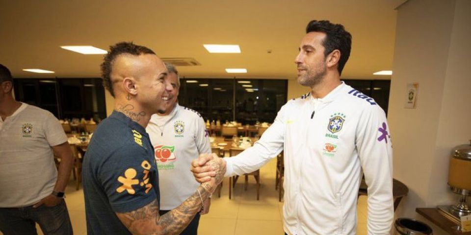 Everton, do Grêmio, é mais um jogador que se apresenta a Tite