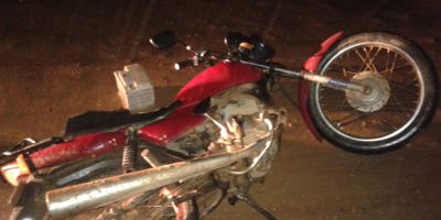 Camaquã - motoqueiro é detido, após fugir da BM.  Não era habilitado e a moto estava irregular. Bateria também foi apreendida