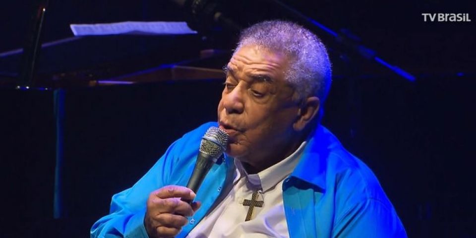 Agnaldo Timóteo melhora e já consegue conversar com familiares