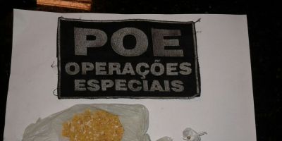 Camaquã - POE apreende adolescente com 96 pedras de crack e sementes de maconha