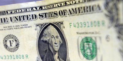 Dólar fecha no menor valor em quase 50 dias, abaixo de R$ 3,90