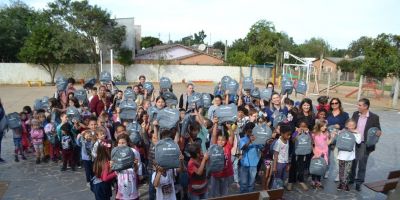 Alunos de escolas municipais recebem mochilas