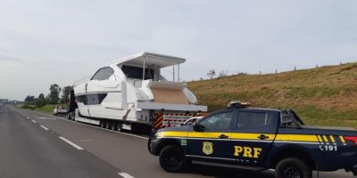 PRF autua transporte irregular de lancha na freeway