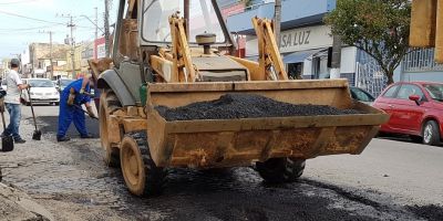 Servidores realizam manutenção no asfalto de Camaquã