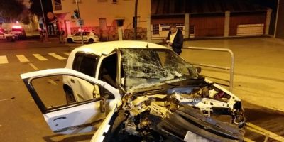 Passageiro morre ao ser arremessado de carro que bateu em poste em Caxias do Sul