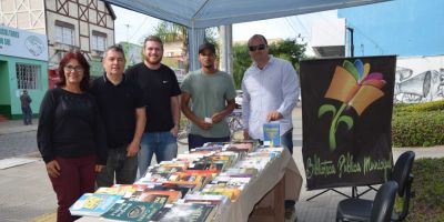 Literatura na Rua oferece livros à comunidade de São Lourenço do Sul