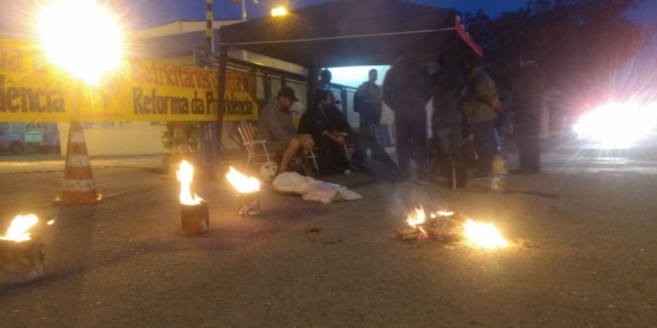 Paralisação começa com piquetes em frente a empresas de ônibus em Pelotas