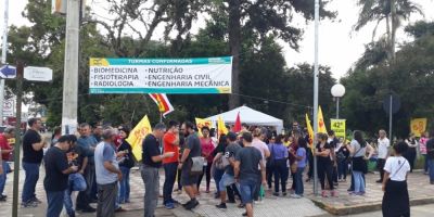 BLOG TV: entidades sindicais fazem ato de protestos na esquina democrática em Camaquã