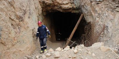 Equipes trabalham para resgatar três bolivianos presos em uma mina no Chile