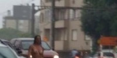 Mulher é flagrada nua na Zona Norte da Capital Gaúcha