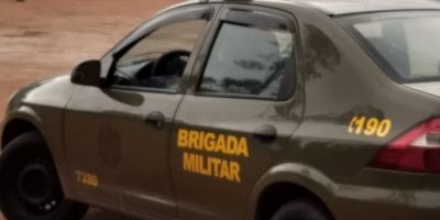 BM apreende moto, capacetes e outros itens após dupla abandonar veículo em Chuvisca