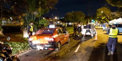 Homem é preso e adolescente acaba baleado após carro furar blitz em Porto Alegre