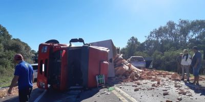 Caminhão tomba e carga de tijolos cai sobre carro em Bagé