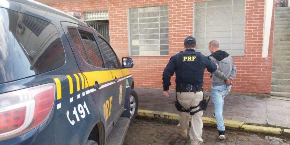 PRF prende na Barra do Ribeiro homem com mandado de prisão