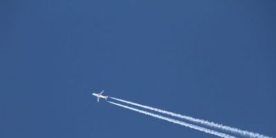 O verdadeiro motivo para você se preocupar com os rastros deixados pelos aviões no céu