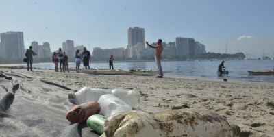 Plástico e resto de cigarro somam mais de 90% dos resíduos vistos no mar