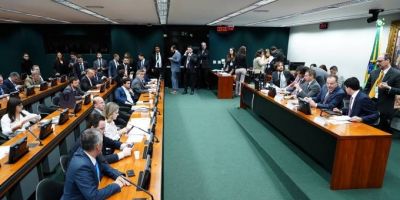 Por 36 votos a 13, comissão aprova parecer da reforma da Previdência