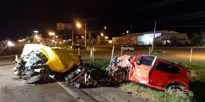 Duas pessoas morrem em acidente entre carros e caminhão na ERS-115, em Igrejinha