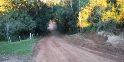 Estrada da Figueira Marcada recebe manutenção em Camaquã