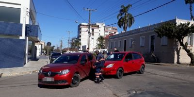 Carros se envolvem em acidente no centro de Camaquã