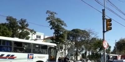 Acidente entre dois ônibus e van deixa feridos na Zona Norte de Porto Alegre