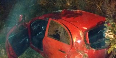 Carro atinge árvore e resulta na morte de motorista de 22 anos, em Barra do Ribeiro