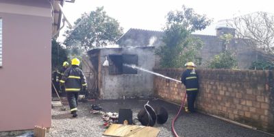 Galpão nos fundos de residência pega fogo em Camaquã