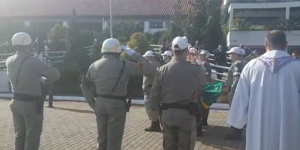 Policial morto em confronto é enterrado em Porto Alegre