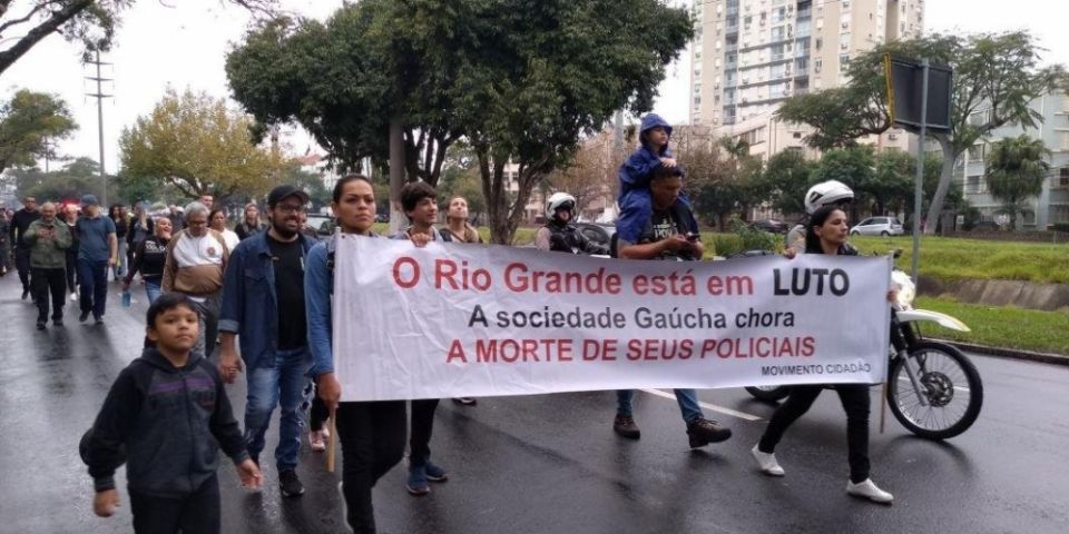 Policiais realizam protesto após morte de três colegas em duas semanas