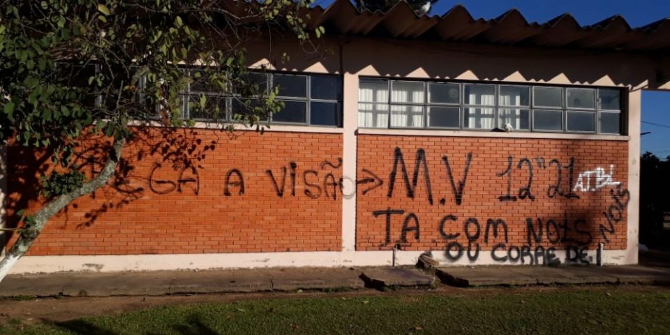 Paredes do Centro Social Urbano são alvos de vandalismo em Camaquã