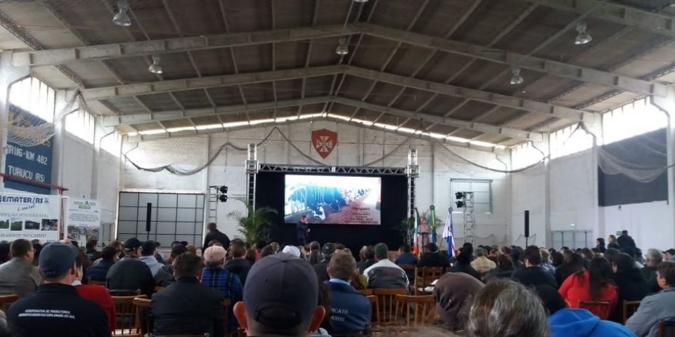 Agricultores camaquenses participam de seminário em São Lourenço do Sul