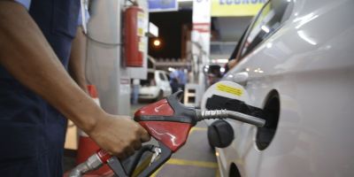 Petrobras baixa gasolina em R$ 0,03 e diesel em R$ 0,04