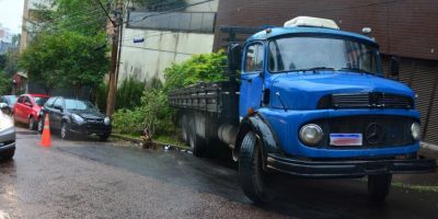 Caminhão atinge quatro veículos estacionados, em Porto Alegre