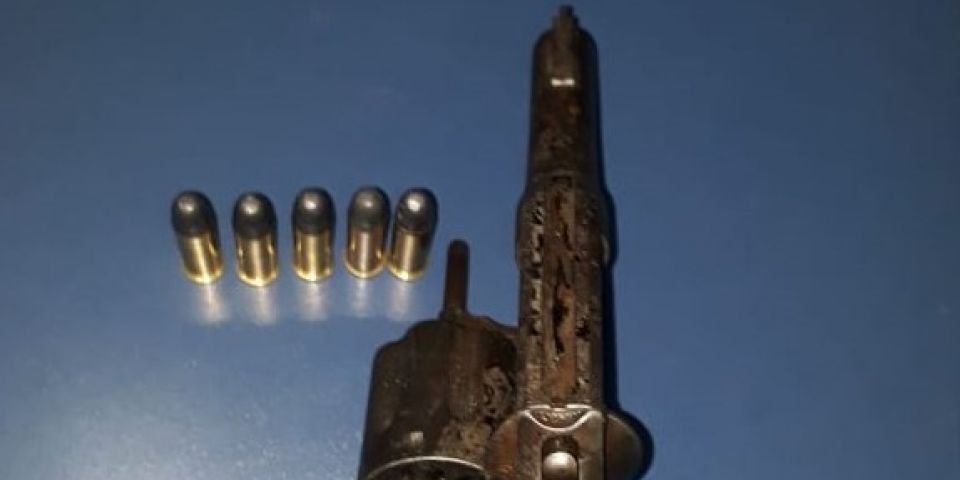 Acusado de ameaças, homem é preso com arma e munições em Dom Feliciano
