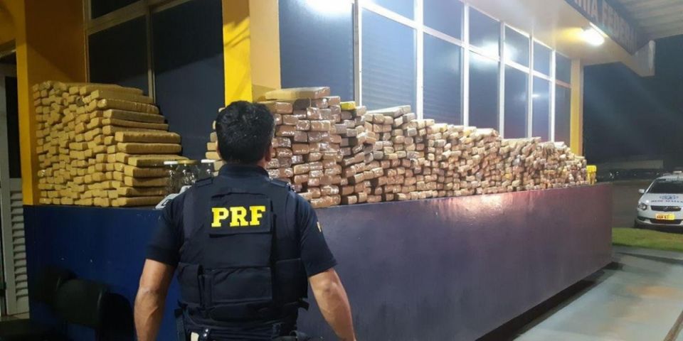 Mais de meia tonelada de maconha é apreendida pela PRF